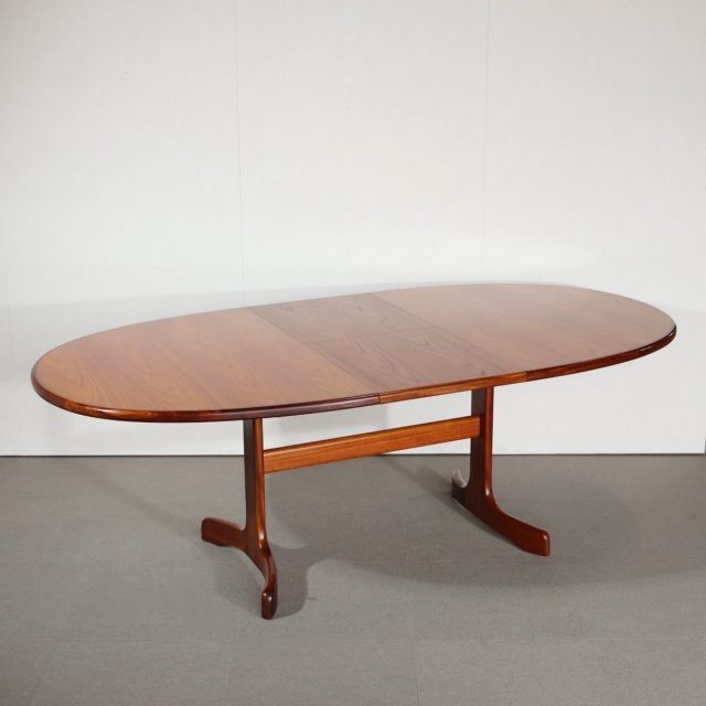 ジープランG-PLANのオーバル型ダイニングテーブル。チーク材の木目が美しい北欧ヴィンテージ。しっかりとメンテナンスされた上質な一台。