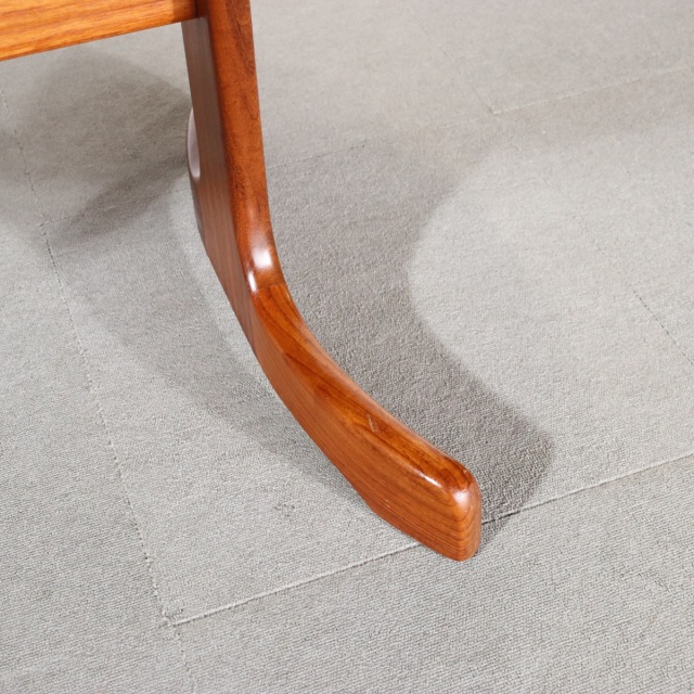 ジープランG-PLANのオーバル型ダイニングテーブル。チーク材の木目が美しい北欧ヴィンテージ。しっかりとメンテナンスされた上質な一台。