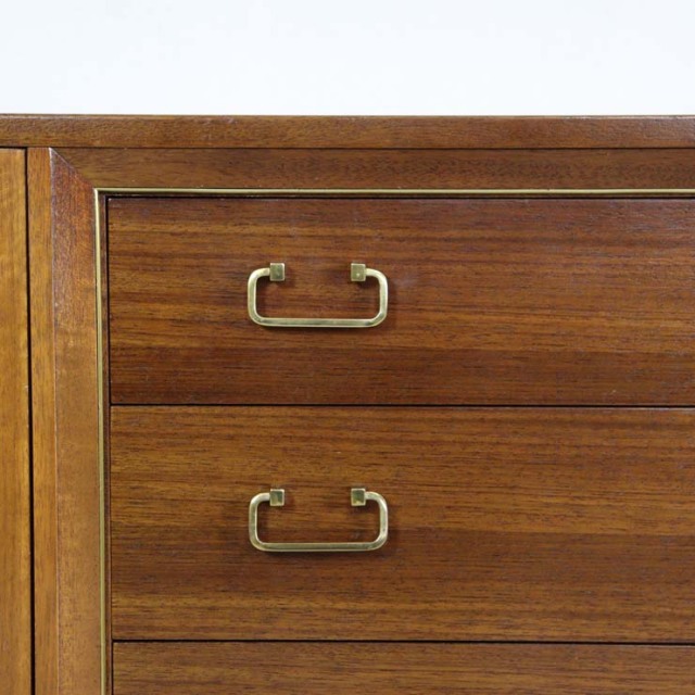 脚は黒のサイドボード、真ん中には引き出し三段、両側は扉、23176