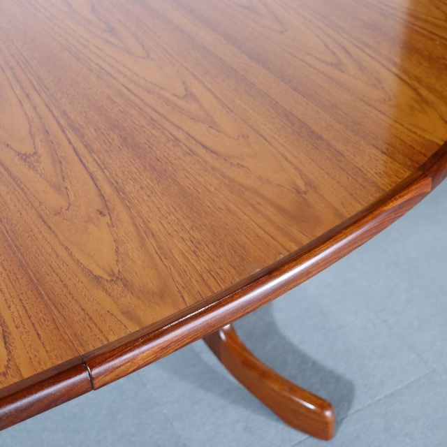 ジープランG-PLANのオーバル型ダイニングテーブル。チーク材の木目が美しい北欧ヴィンテージ。しっかりとメンテナンスされた上質な一台。