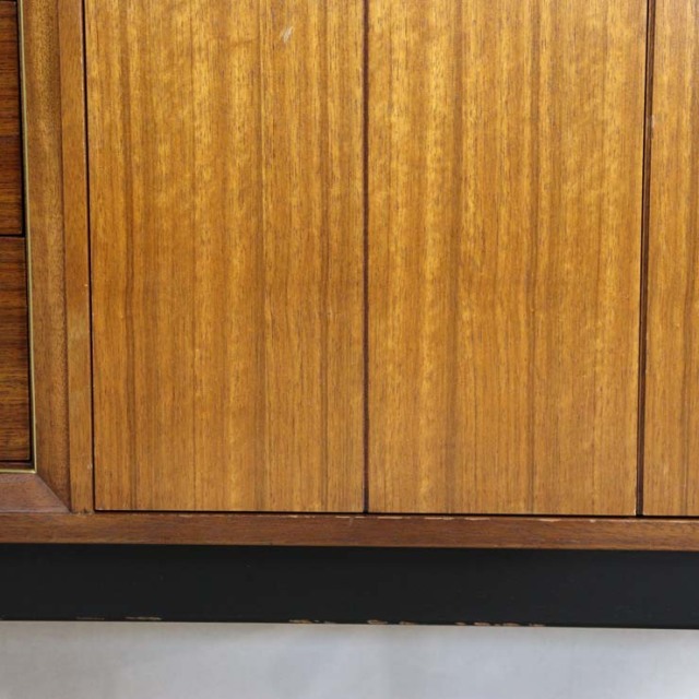 脚は黒のサイドボード、真ん中には引き出し三段、両側は扉、23176