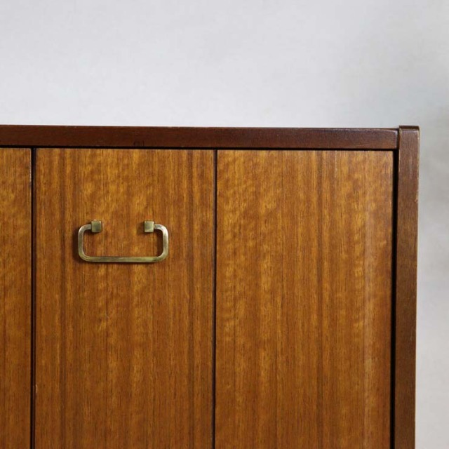 脚は黒のサイドボード、真ん中には引き出し三段、両側は扉、23176