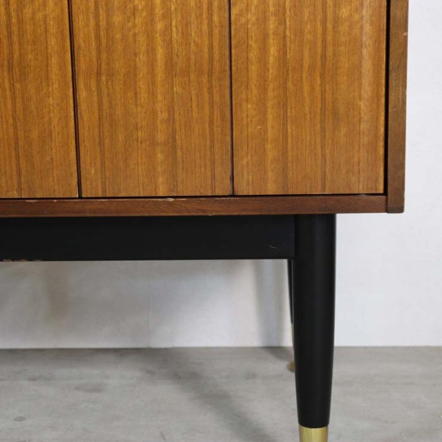 脚は黒のサイドボード、真ん中には引き出し三段、両側は扉、23176