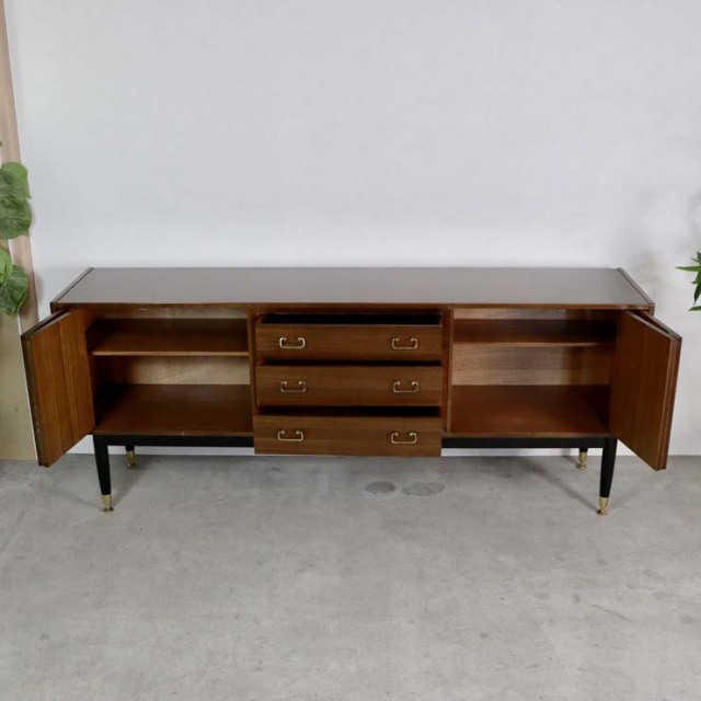 脚は黒のサイドボード、真ん中には引き出し三段、両側は扉、23176