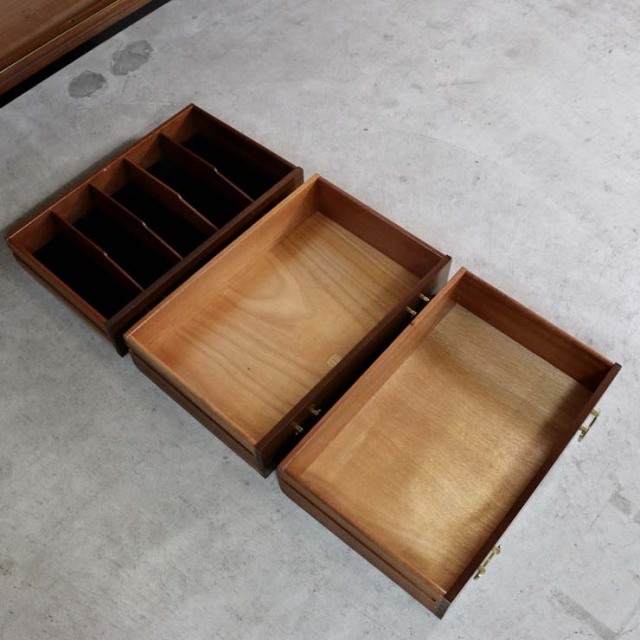 脚は黒のサイドボード、真ん中には引き出し三段、両側は扉、23176