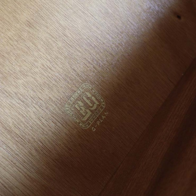 脚は黒のサイドボード、真ん中には引き出し三段、両側は扉、23176