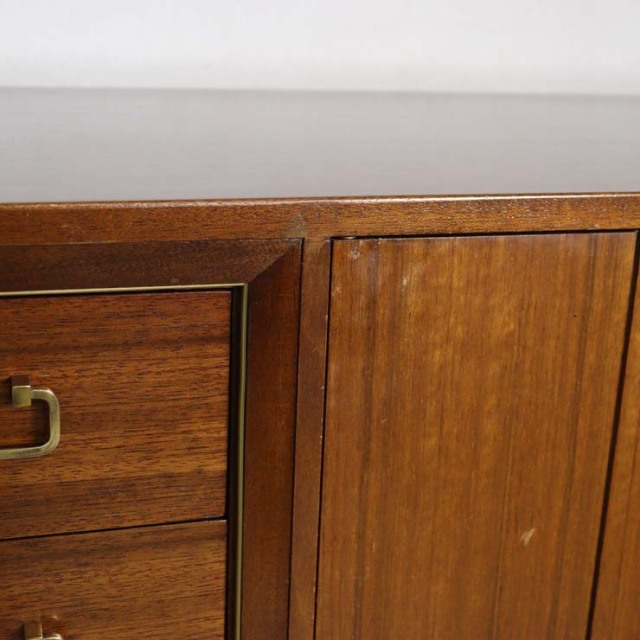 脚は黒のサイドボード、真ん中には引き出し三段、両側は扉、23176