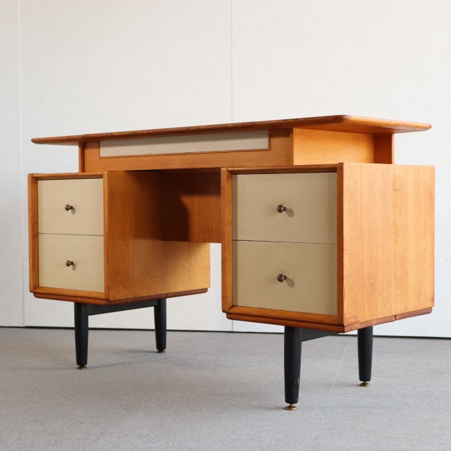 ジープランG-PLANのデスク