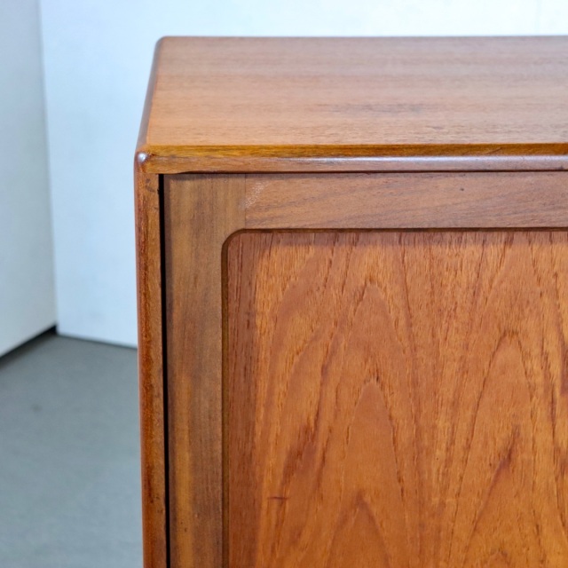 ジープランG-PLAN製サイドボード。通称ロングジョン。