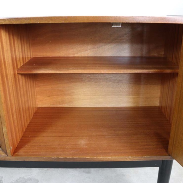 脚は黒のサイドボード、真ん中には引き出し三段、両側は扉、23176