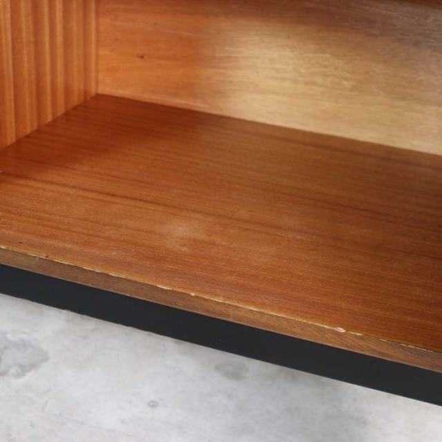 脚は黒のサイドボード、真ん中には引き出し三段、両側は扉、23176