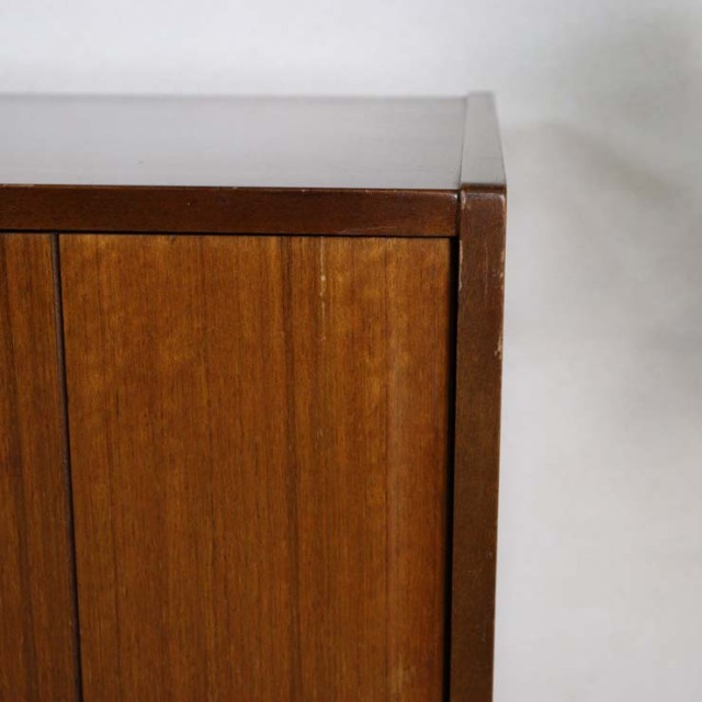 脚は黒のサイドボード、真ん中には引き出し三段、両側は扉、23176