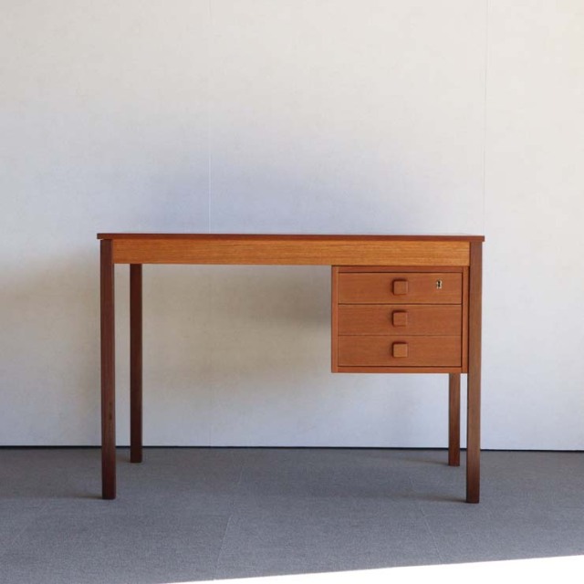 このデスク、右利き用？左利き用？ デンマーク製DOMINO MOBLER社のデスク