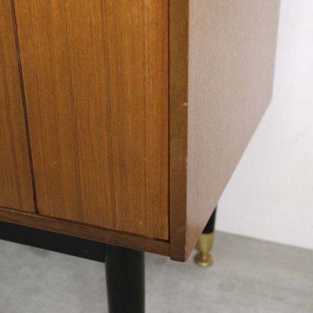 脚は黒のサイドボード、真ん中には引き出し三段、両側は扉、23176