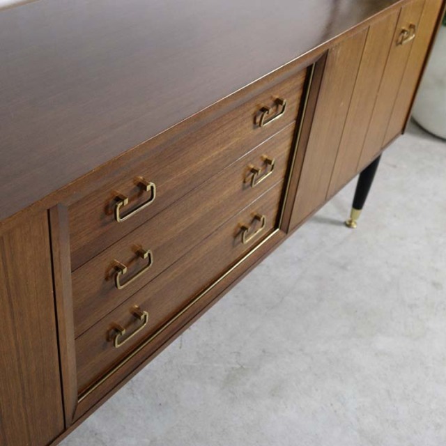 脚は黒のサイドボード、真ん中には引き出し三段、両側は扉、23176