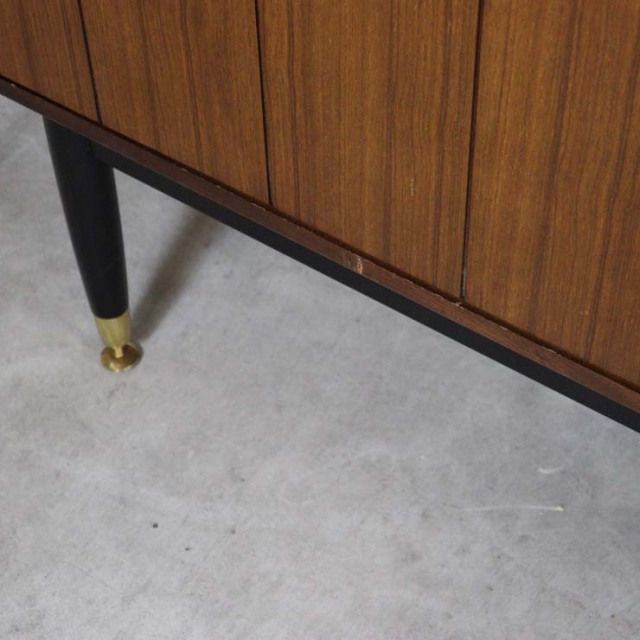 脚は黒のサイドボード、真ん中には引き出し三段、両側は扉、23176