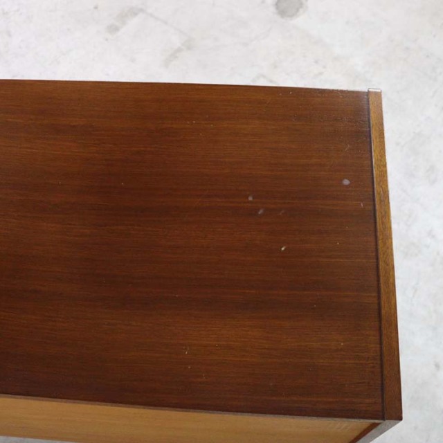 脚は黒のサイドボード、真ん中には引き出し三段、両側は扉、23176