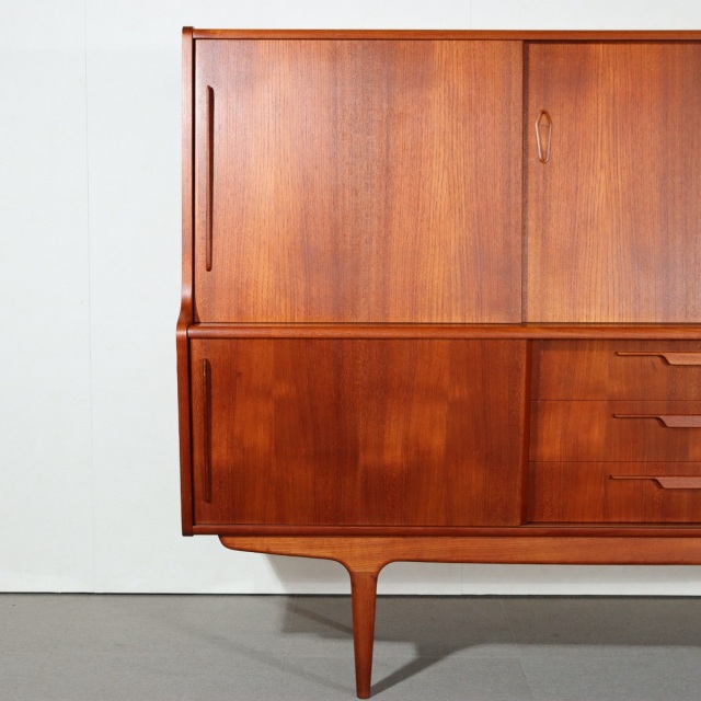 デンマーク製サイドボード。チーク材の滑らかな質感が心地よい北欧ヴィンテージ。穏やかな空気を纏う一台。