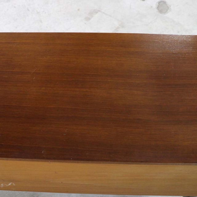 脚は黒のサイドボード、真ん中には引き出し三段、両側は扉、23176