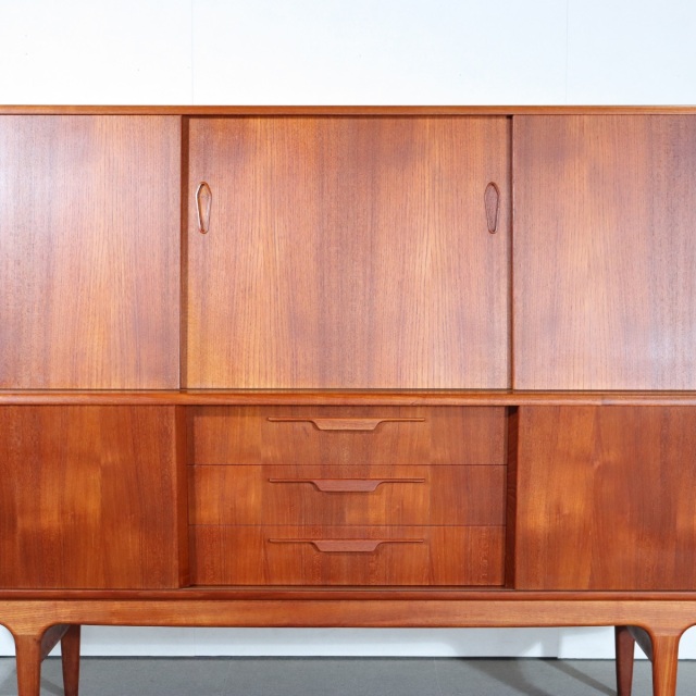 デンマーク製サイドボード。チーク材の滑らかな質感が心地よい北欧ヴィンテージ。穏やかな空気を纏う一台。