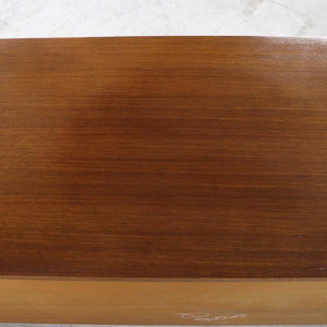 脚は黒のサイドボード、真ん中には引き出し三段、両側は扉、23176