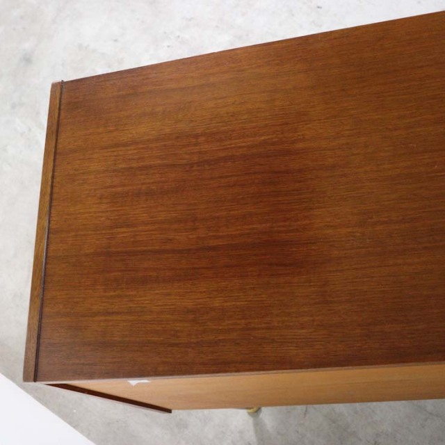 脚は黒のサイドボード、真ん中には引き出し三段、両側は扉、23176