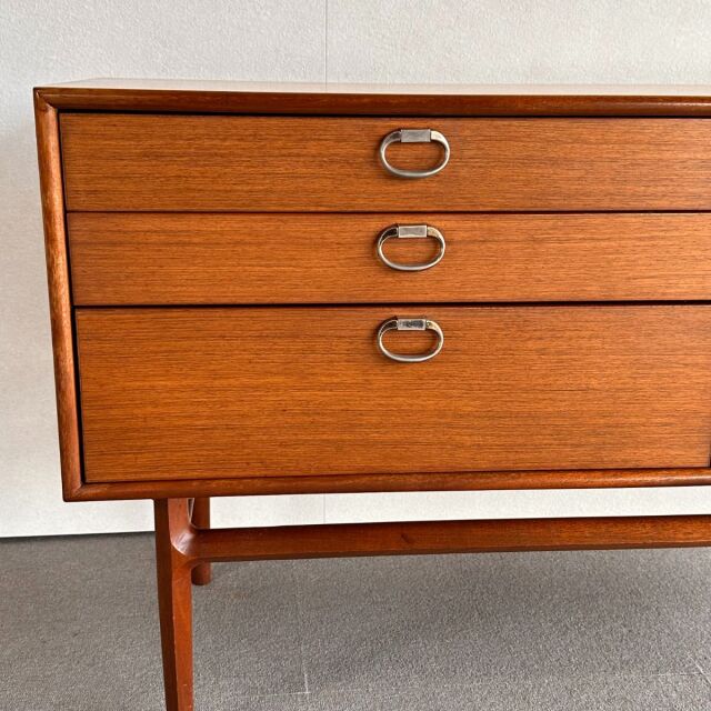 メレデュー製サイドボード