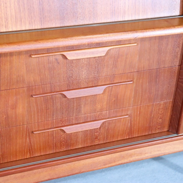 デンマーク製サイドボード。チーク材の滑らかな質感が心地よい北欧ヴィンテージ。穏やかな空気を纏う一台。