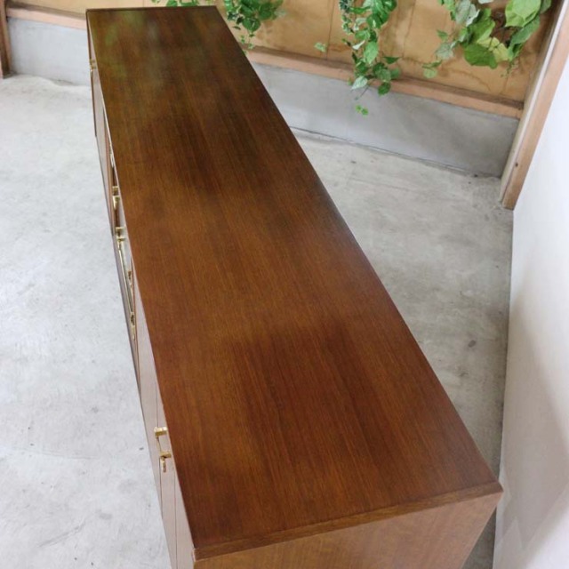 脚は黒のサイドボード、真ん中には引き出し三段、両側は扉、23176