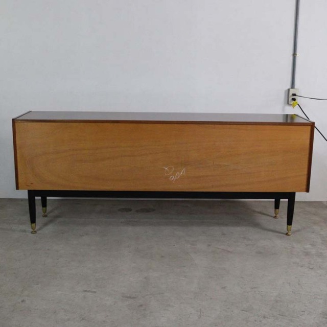 脚は黒のサイドボード、真ん中には引き出し三段、両側は扉、23176