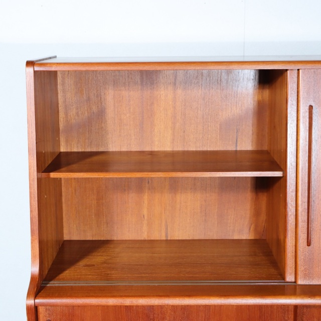 デンマーク製サイドボード。チーク材の滑らかな質感が心地よい北欧ヴィンテージ。穏やかな空気を纏う一台。