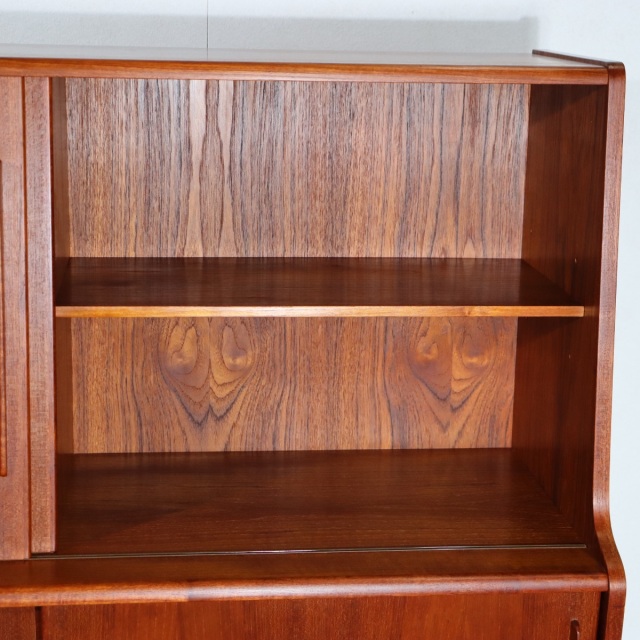 デンマーク製サイドボード。チーク材の滑らかな質感が心地よい北欧ヴィンテージ。穏やかな空気を纏う一台。