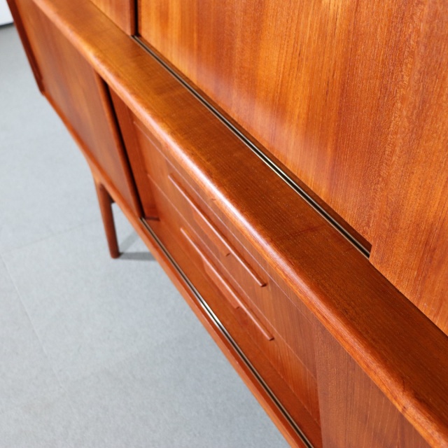 デンマーク製サイドボード。チーク材の滑らかな質感が心地よい北欧ヴィンテージ。穏やかな空気を纏う一台。