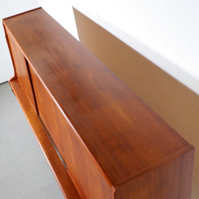 デンマーク製サイドボード。チーク材の滑らかな質感が心地よい北欧ヴィンテージ。穏やかな空気を纏う一台。