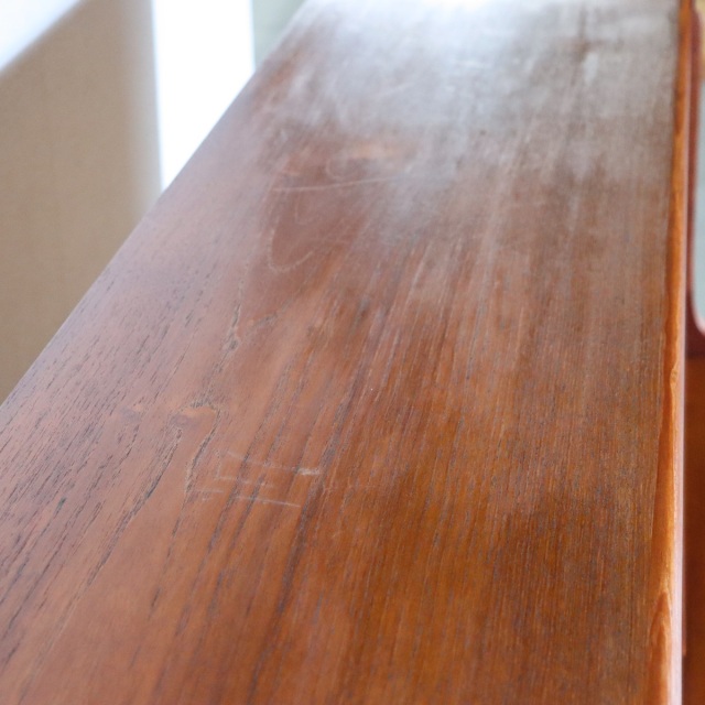 デンマーク製サイドボード。チーク材の滑らかな質感が心地よい北欧ヴィンテージ。穏やかな空気を纏う一台。