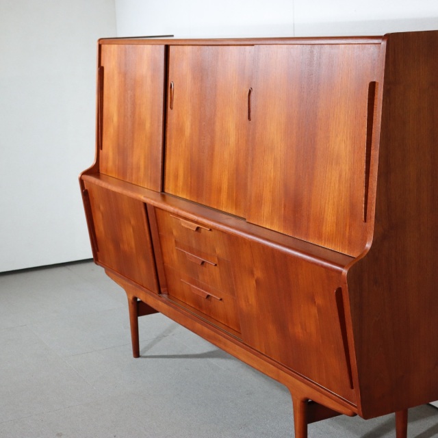 デンマーク製サイドボード。チーク材の滑らかな質感が心地よい北欧ヴィンテージ。穏やかな空気を纏う一台。