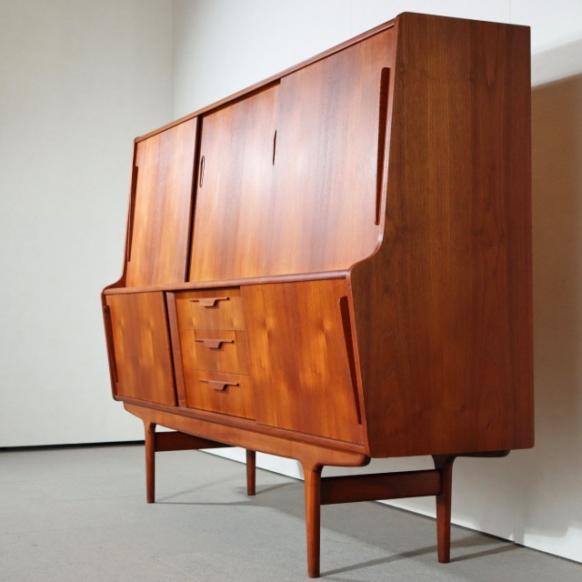 デンマーク製サイドボード。チーク材の滑らかな質感が心地よい北欧ヴィンテージ。穏やかな空気を纏う一台。