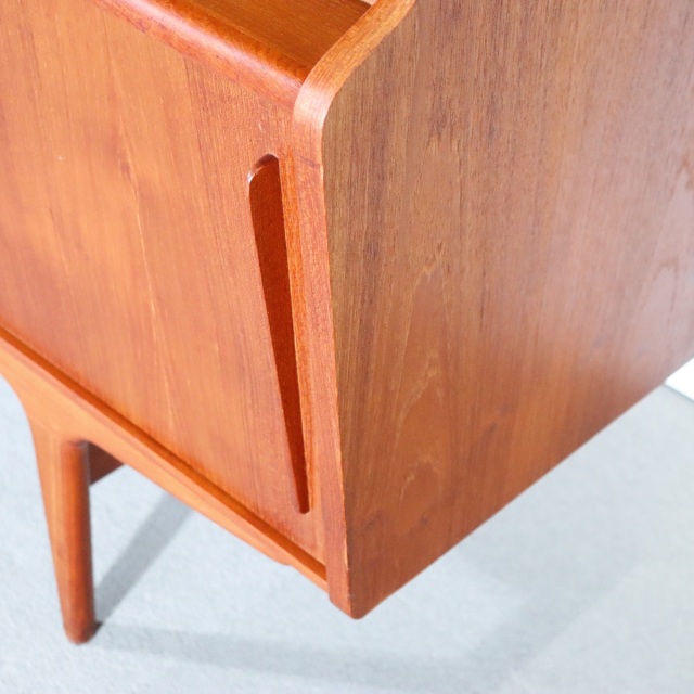 デンマーク製サイドボード。チーク材の滑らかな質感が心地よい北欧ヴィンテージ。穏やかな空気を纏う一台。