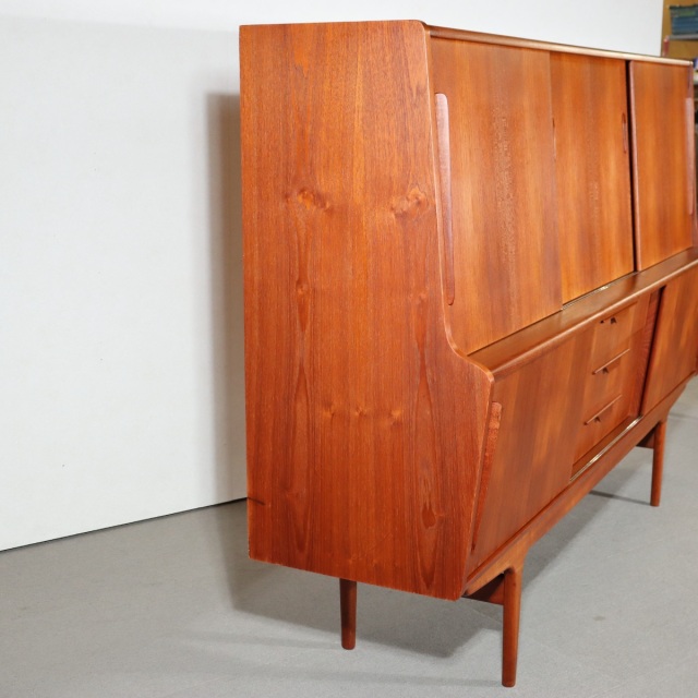 デンマーク製サイドボード。チーク材の滑らかな質感が心地よい北欧ヴィンテージ。穏やかな空気を纏う一台。