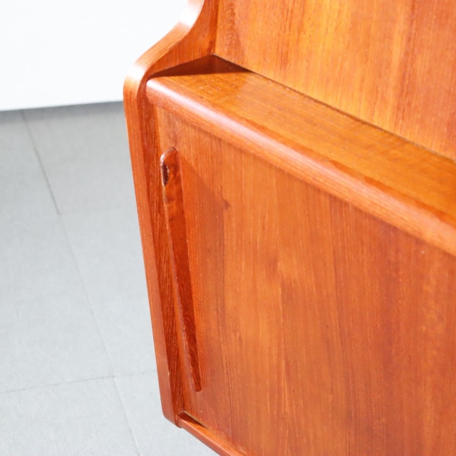 デンマーク製サイドボード。チーク材の滑らかな質感が心地よい北欧ヴィンテージ。穏やかな空気を纏う一台。