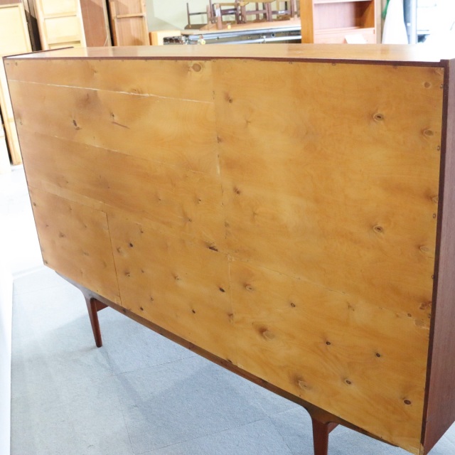 デンマーク製サイドボード。チーク材の滑らかな質感が心地よい北欧ヴィンテージ。穏やかな空気を纏う一台。