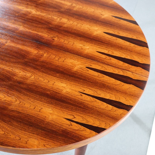 デンマーク製ラウンド型ダイニングテーブル。柔らかな光を受けて輝くチーク材。北欧ヴィンテージらしい穏やかな表情。