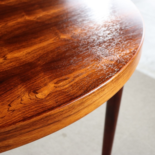 デンマーク製ラウンド型ダイニングテーブル。柔らかな光を受けて輝くチーク材。北欧ヴィンテージらしい穏やかな表情。