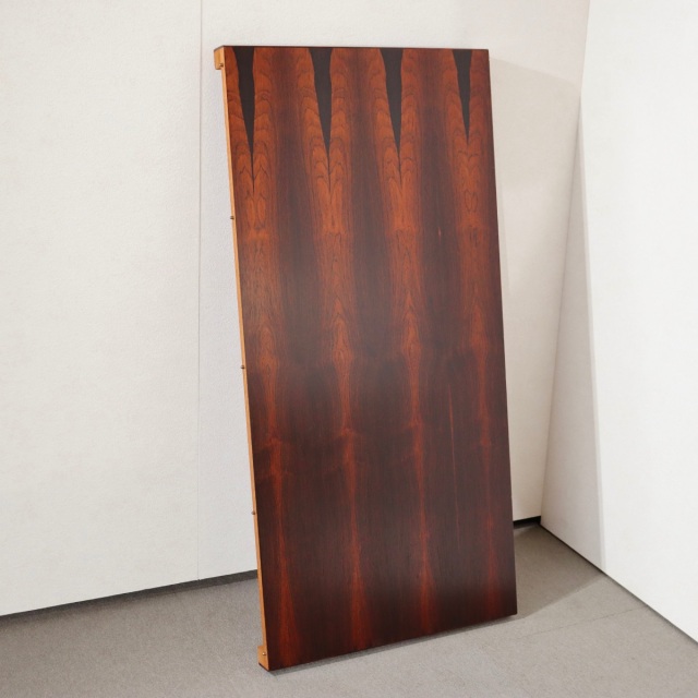 デンマーク製ラウンド型ダイニングテーブル。柔らかな光を受けて輝くチーク材。北欧ヴィンテージらしい穏やかな表情。