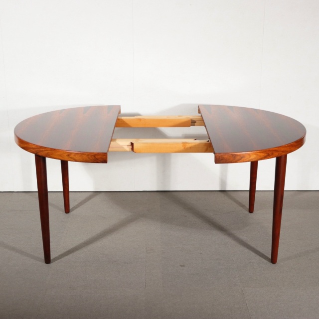 デンマーク製ラウンド型ダイニングテーブル。柔らかな光を受けて輝くチーク材。北欧ヴィンテージらしい穏やかな表情。