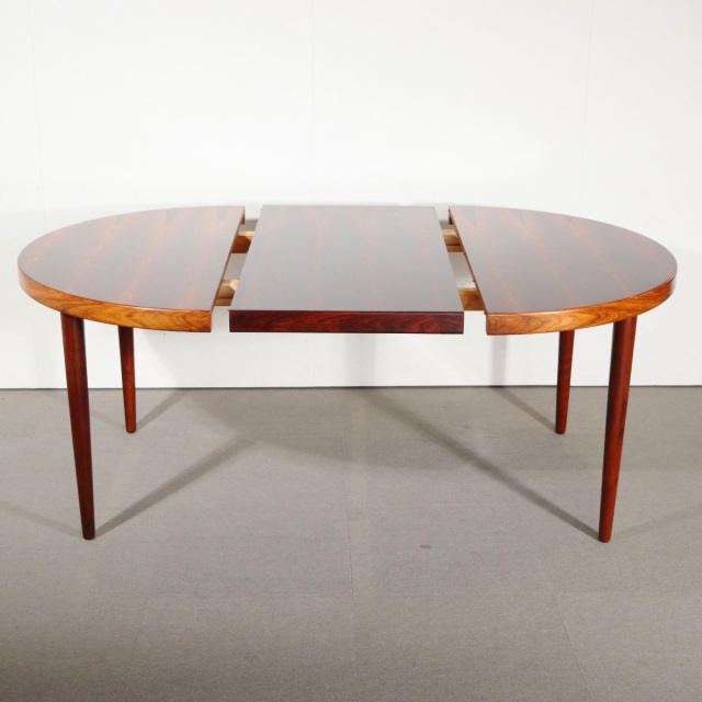 デンマーク製ラウンド型ダイニングテーブル。柔らかな光を受けて輝くチーク材。北欧ヴィンテージらしい穏やかな表情。