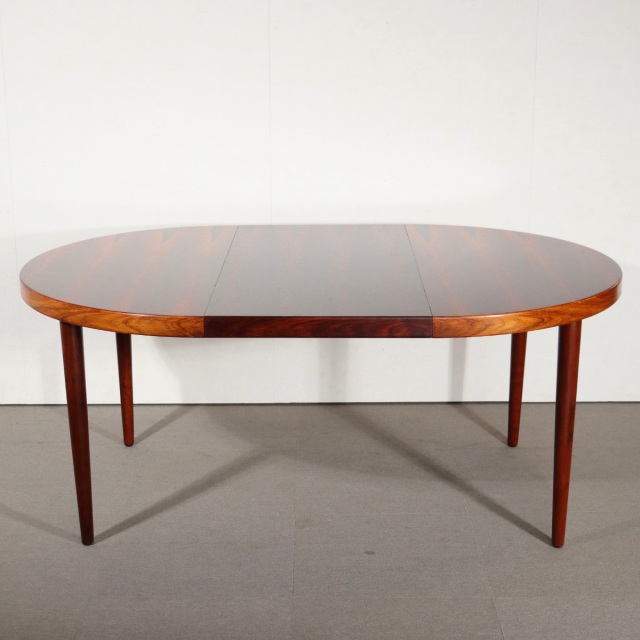 デンマーク製ラウンド型ダイニングテーブル。柔らかな光を受けて輝くチーク材。北欧ヴィンテージらしい穏やかな表情。