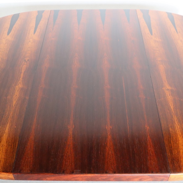 デンマーク製ラウンド型ダイニングテーブル。柔らかな光を受けて輝くチーク材。北欧ヴィンテージらしい穏やかな表情。