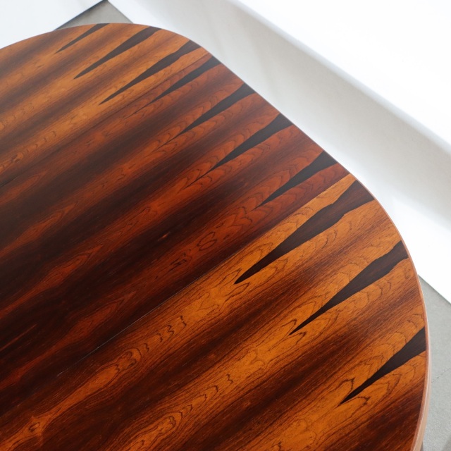 デンマーク製ラウンド型ダイニングテーブル。柔らかな光を受けて輝くチーク材。北欧ヴィンテージらしい穏やかな表情。