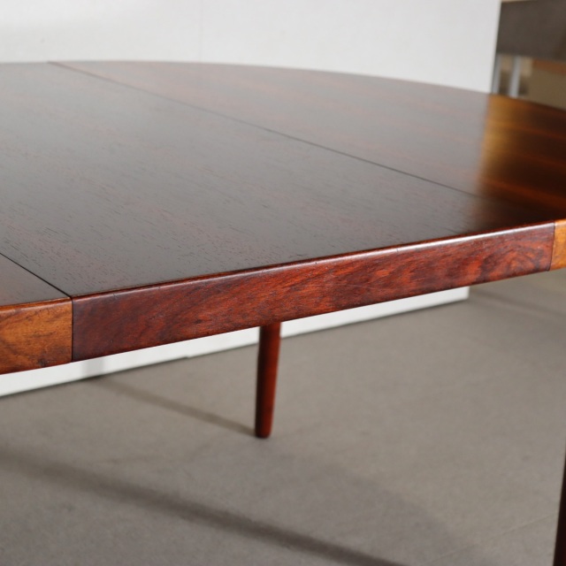 デンマーク製ラウンド型ダイニングテーブル。柔らかな光を受けて輝くチーク材。北欧ヴィンテージらしい穏やかな表情。